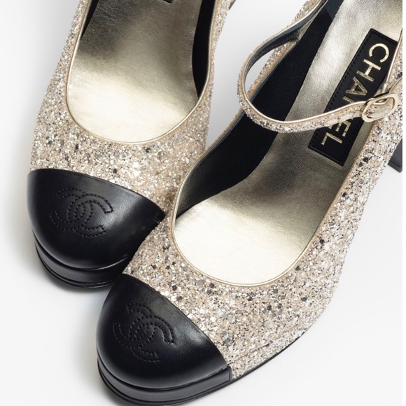 Chanel 2023 Interlocking CC Logo Pumps - Picture 4 of 4